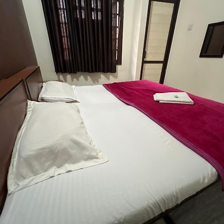 Raja Guest House -- Jalandhar Railway Station -- For Family, Couples, Travellers Eksteriør bilde