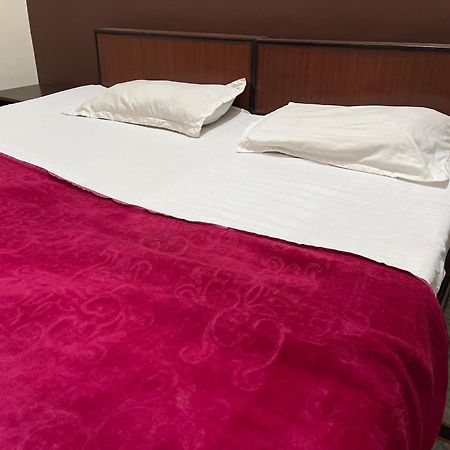 Raja Guest House -- Jalandhar Railway Station -- For Family, Couples, Travellers Eksteriør bilde