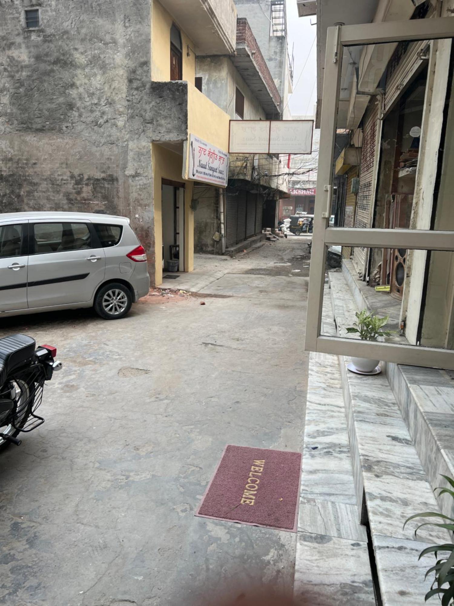 Raja Guest House -- Jalandhar Railway Station -- For Family, Couples, Travellers Eksteriør bilde