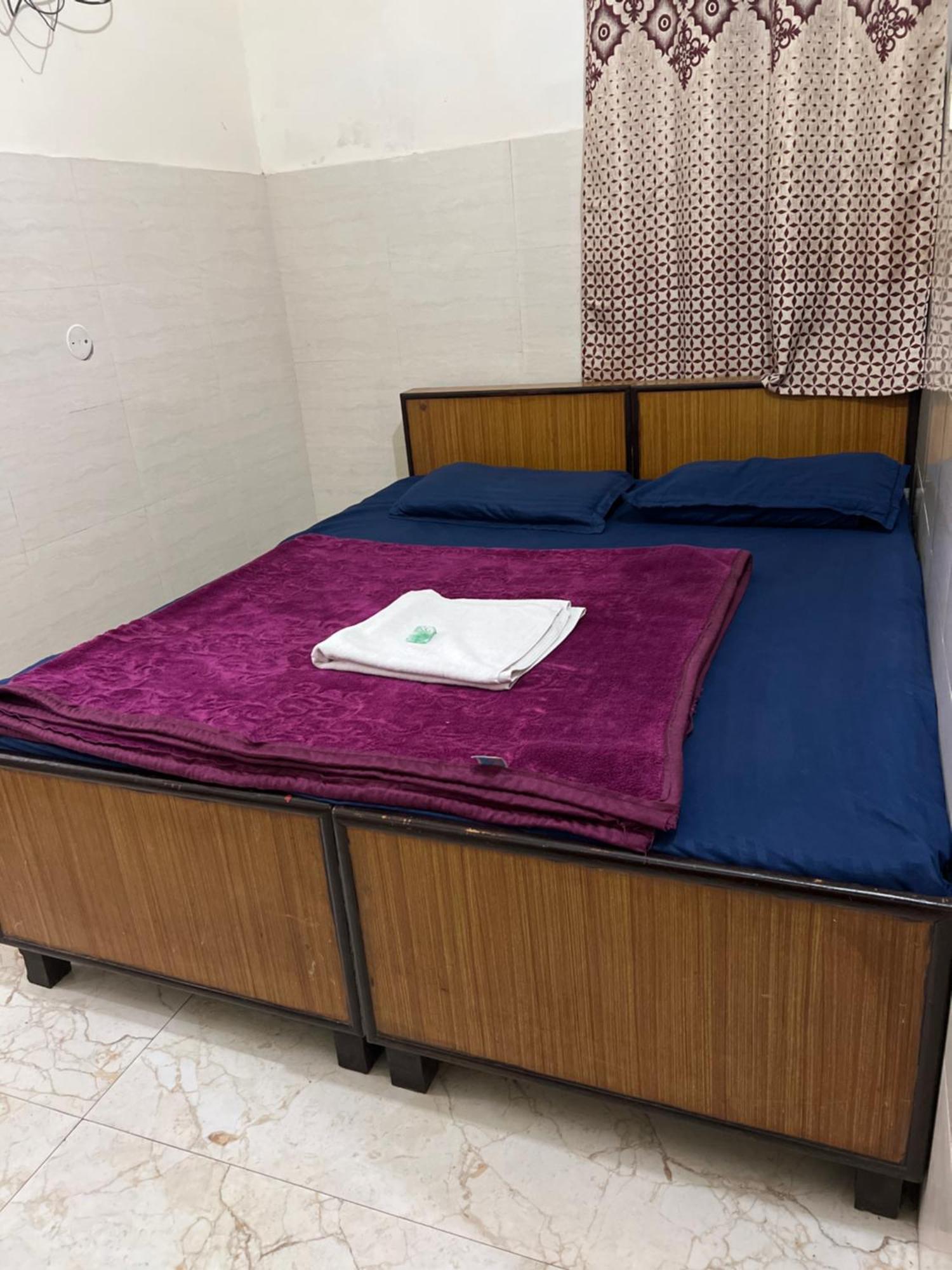 Raja Guest House -- Jalandhar Railway Station -- For Family, Couples, Travellers Eksteriør bilde