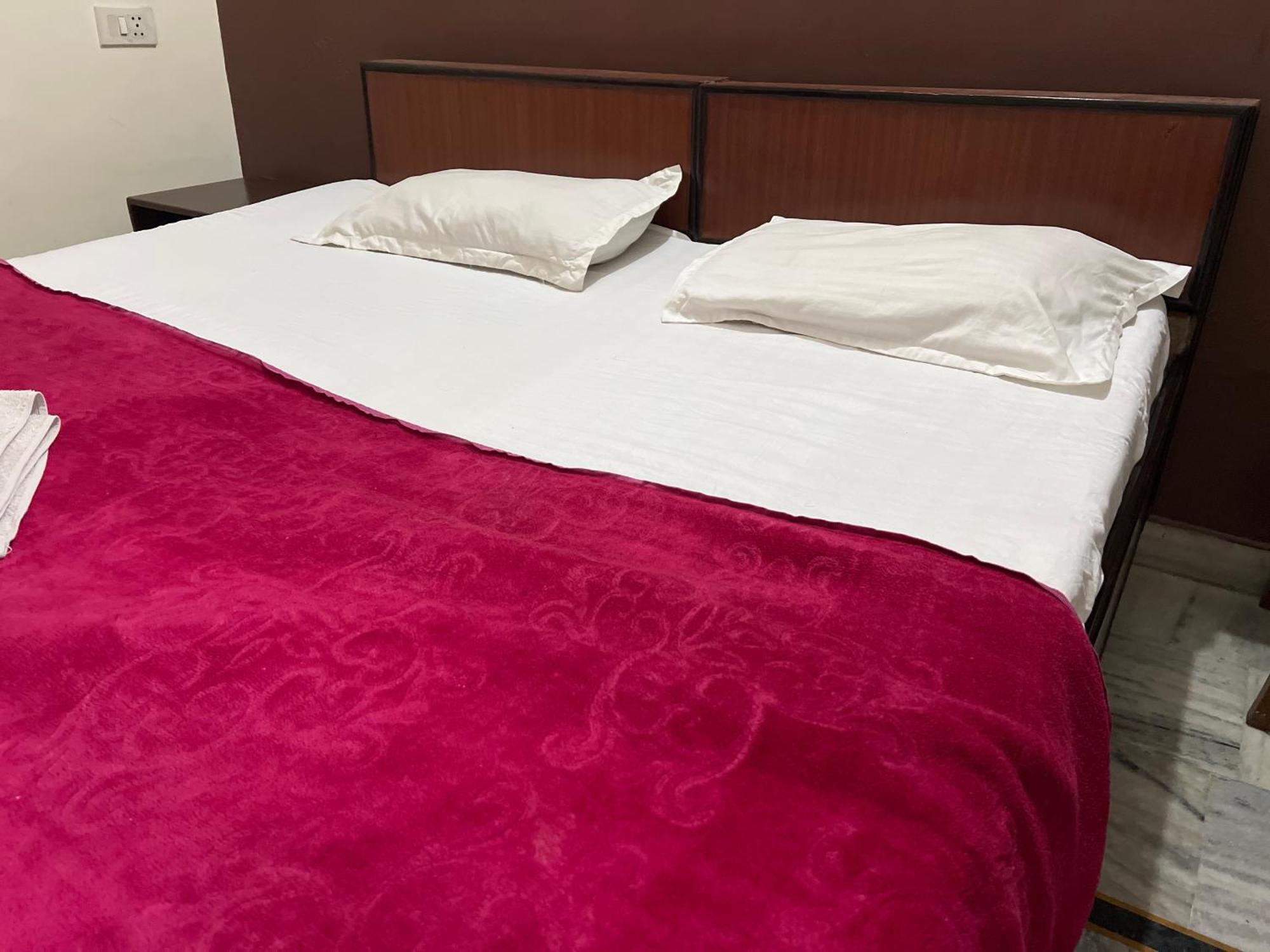 Raja Guest House -- Jalandhar Railway Station -- For Family, Couples, Travellers Eksteriør bilde