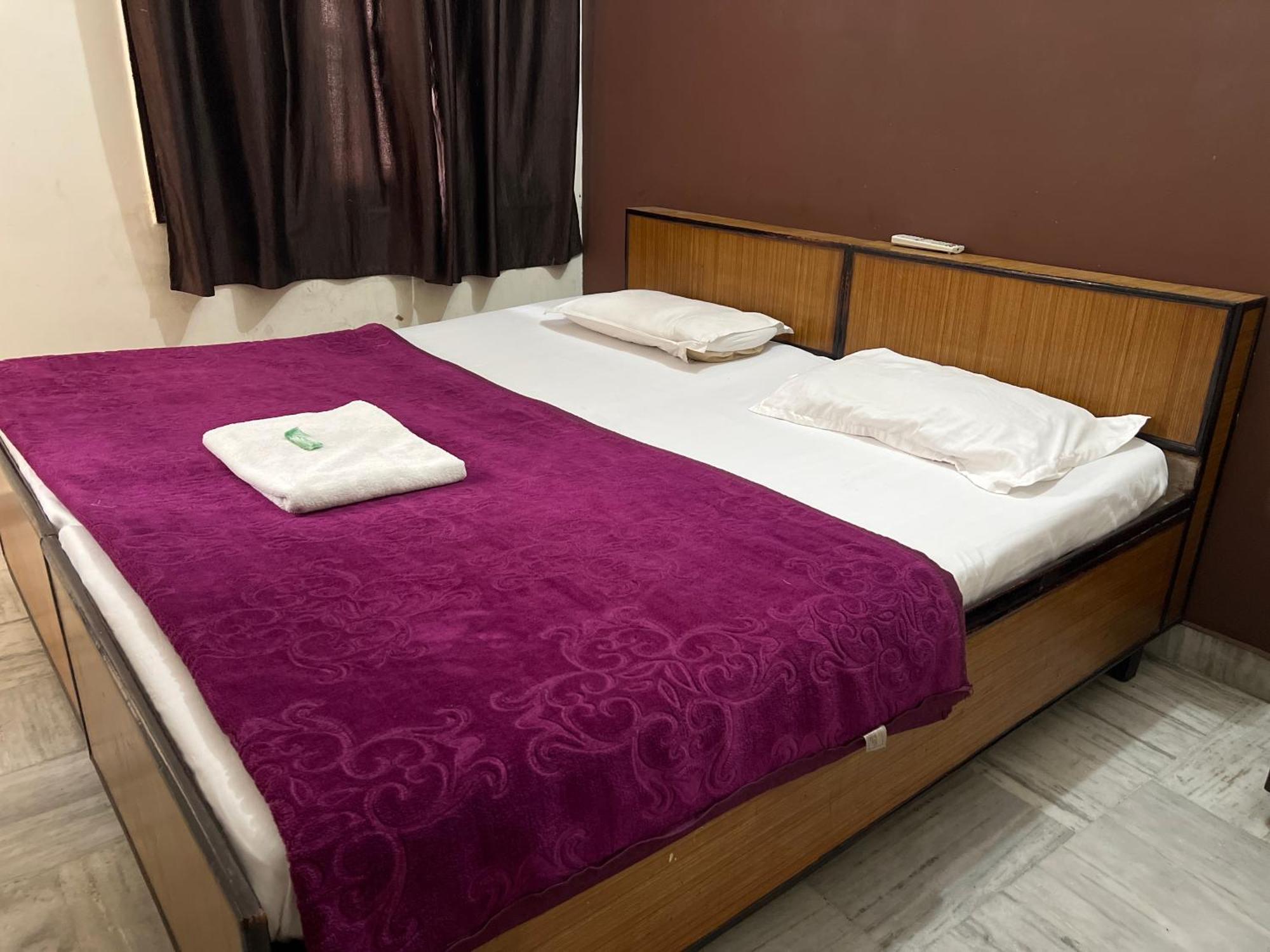 Raja Guest House -- Jalandhar Railway Station -- For Family, Couples, Travellers Eksteriør bilde