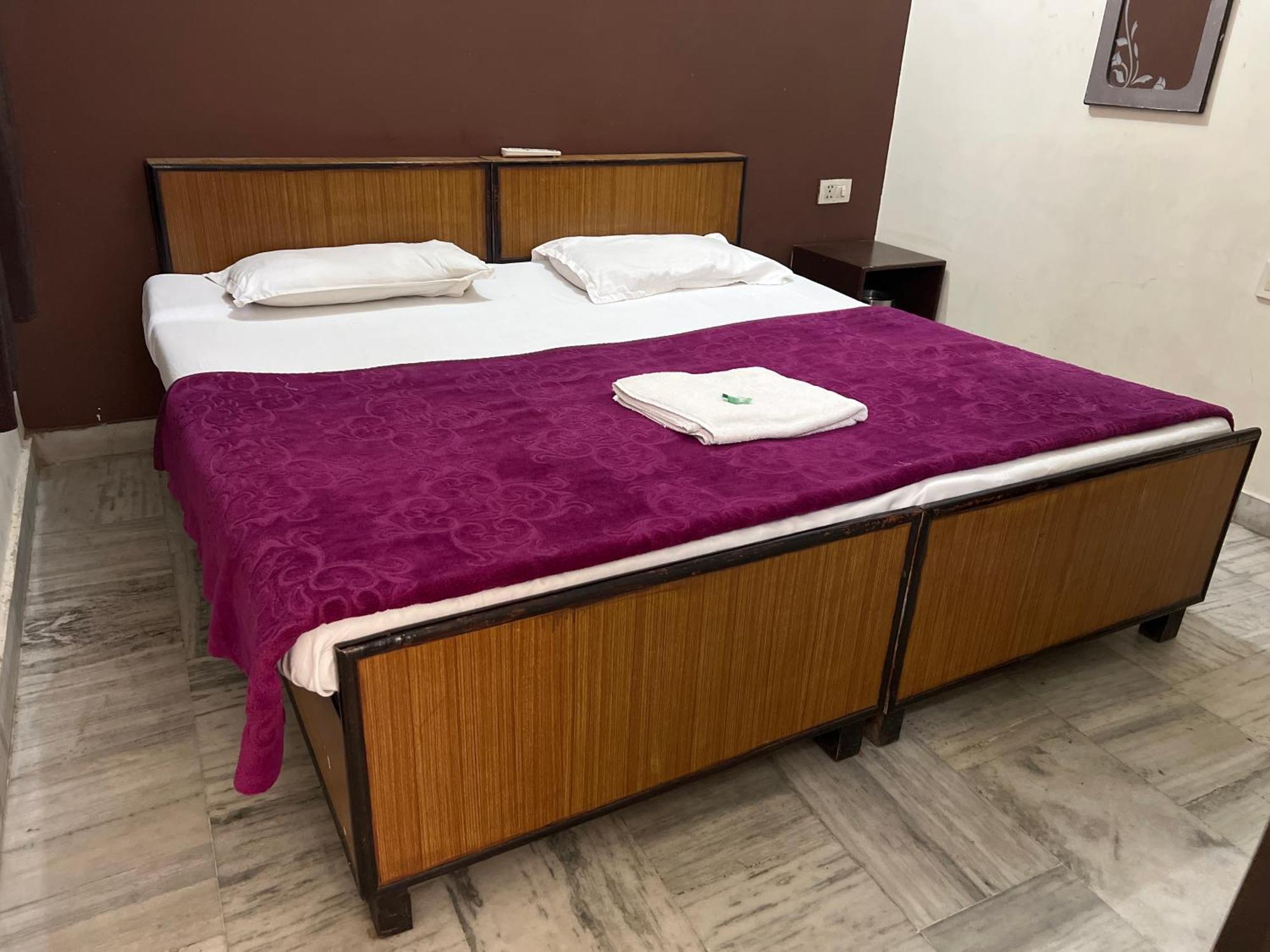 Raja Guest House -- Jalandhar Railway Station -- For Family, Couples, Travellers Eksteriør bilde