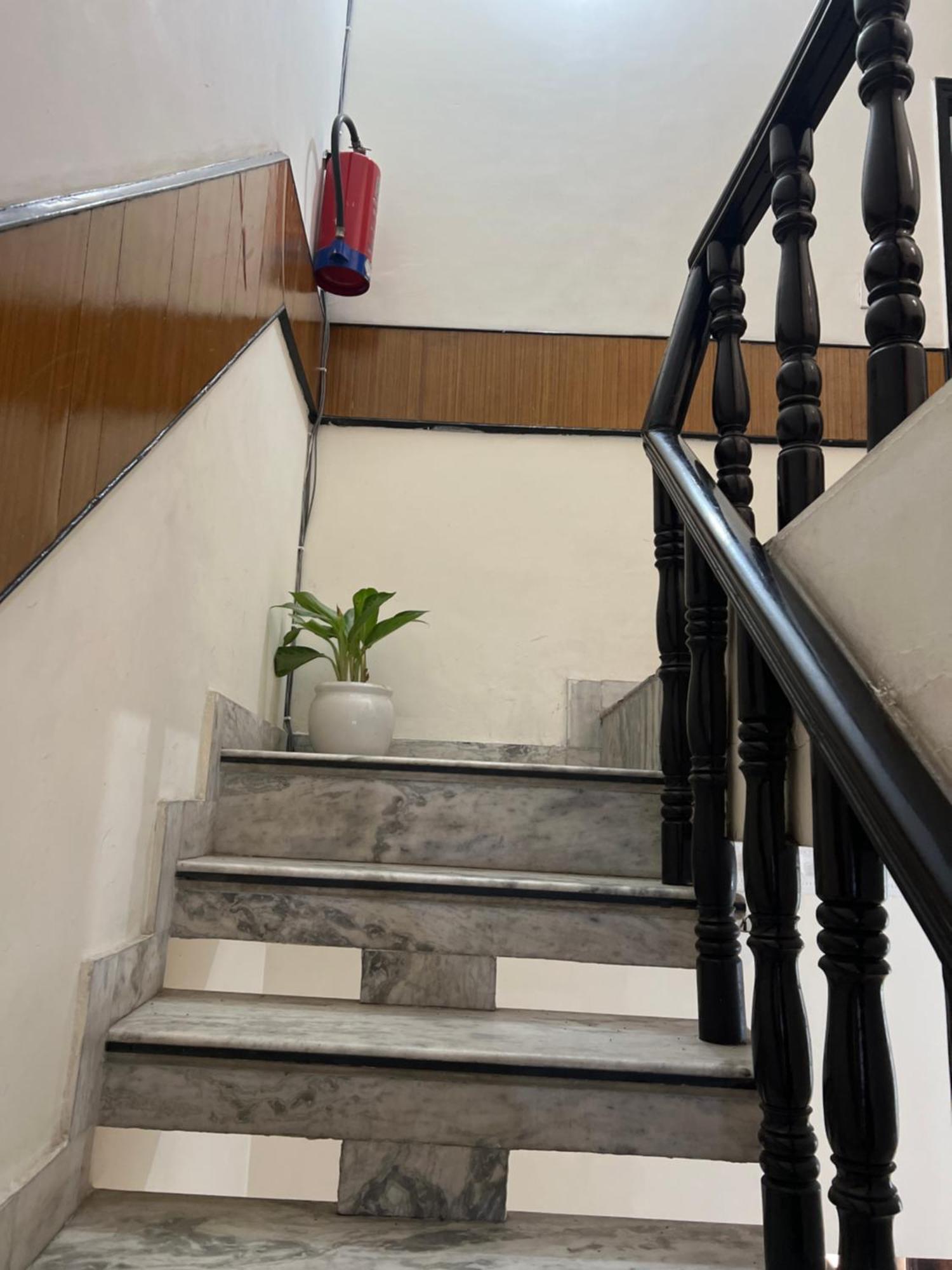Raja Guest House -- Jalandhar Railway Station -- For Family, Couples, Travellers Eksteriør bilde