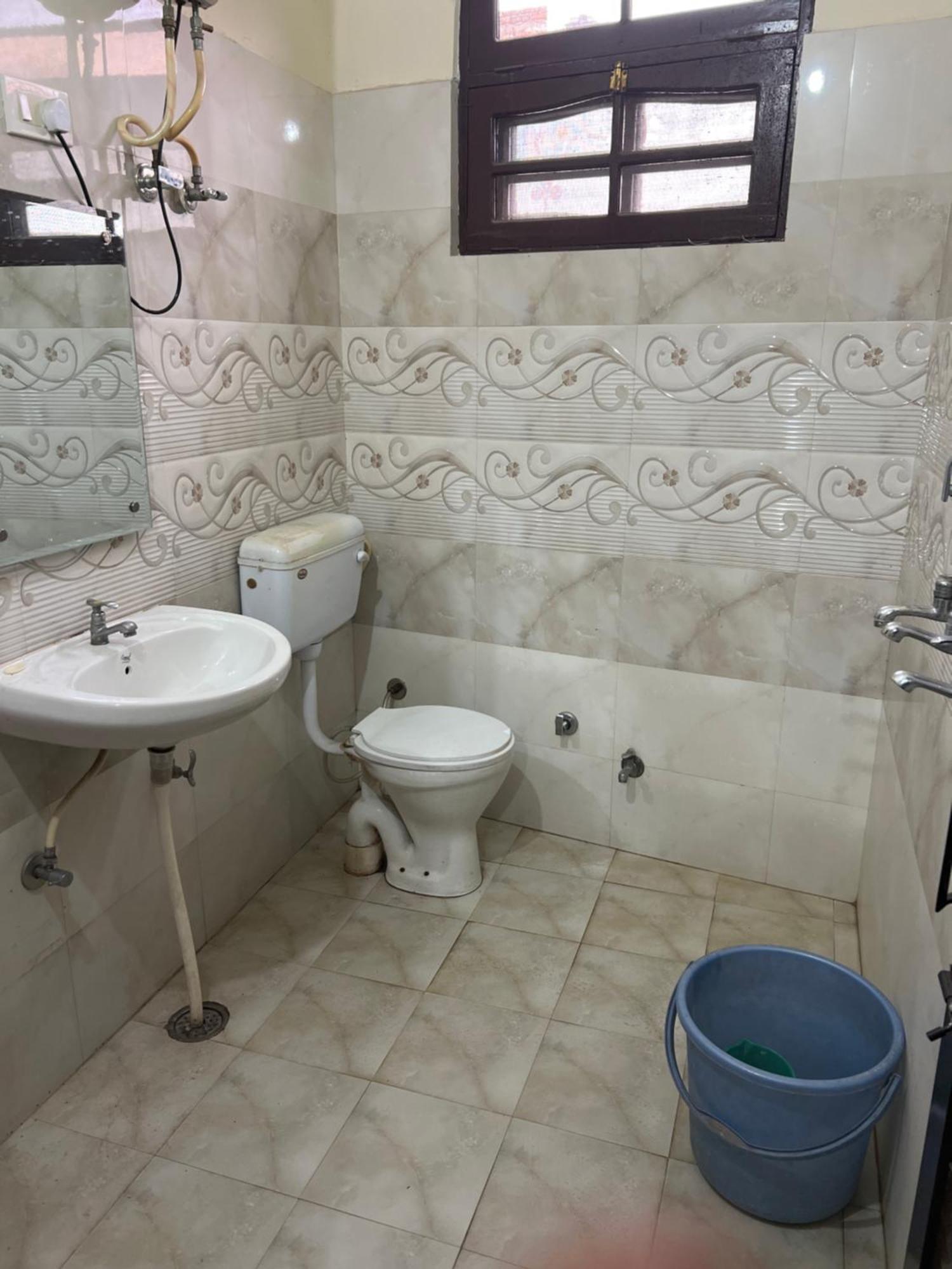 Raja Guest House -- Jalandhar Railway Station -- For Family, Couples, Travellers Eksteriør bilde