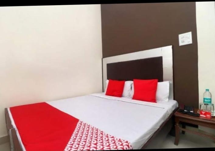 Raja Guest House -- Jalandhar Railway Station -- For Family, Couples, Travellers Eksteriør bilde
