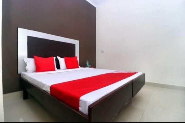 Raja Guest House -- Jalandhar Railway Station -- For Family, Couples, Travellers Eksteriør bilde