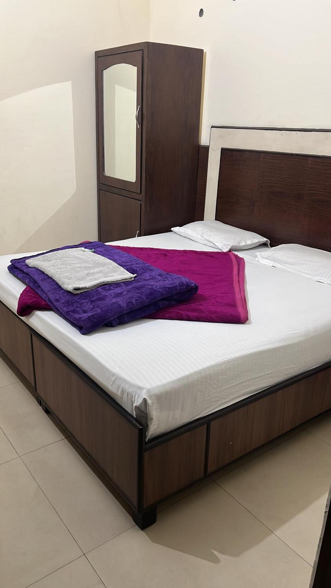 Raja Guest House -- Jalandhar Railway Station -- For Family, Couples, Travellers Eksteriør bilde