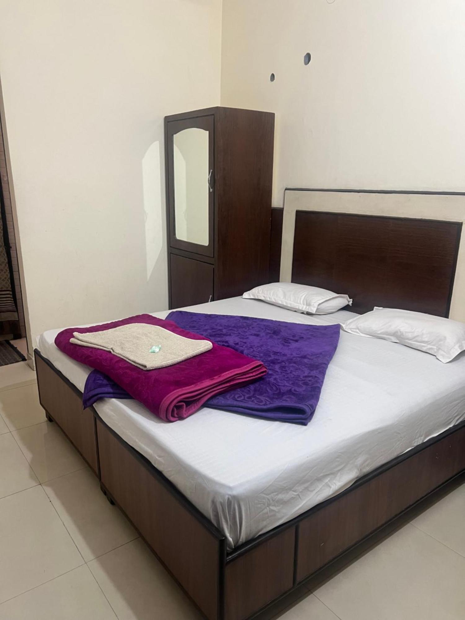 Raja Guest House -- Jalandhar Railway Station -- For Family, Couples, Travellers Eksteriør bilde