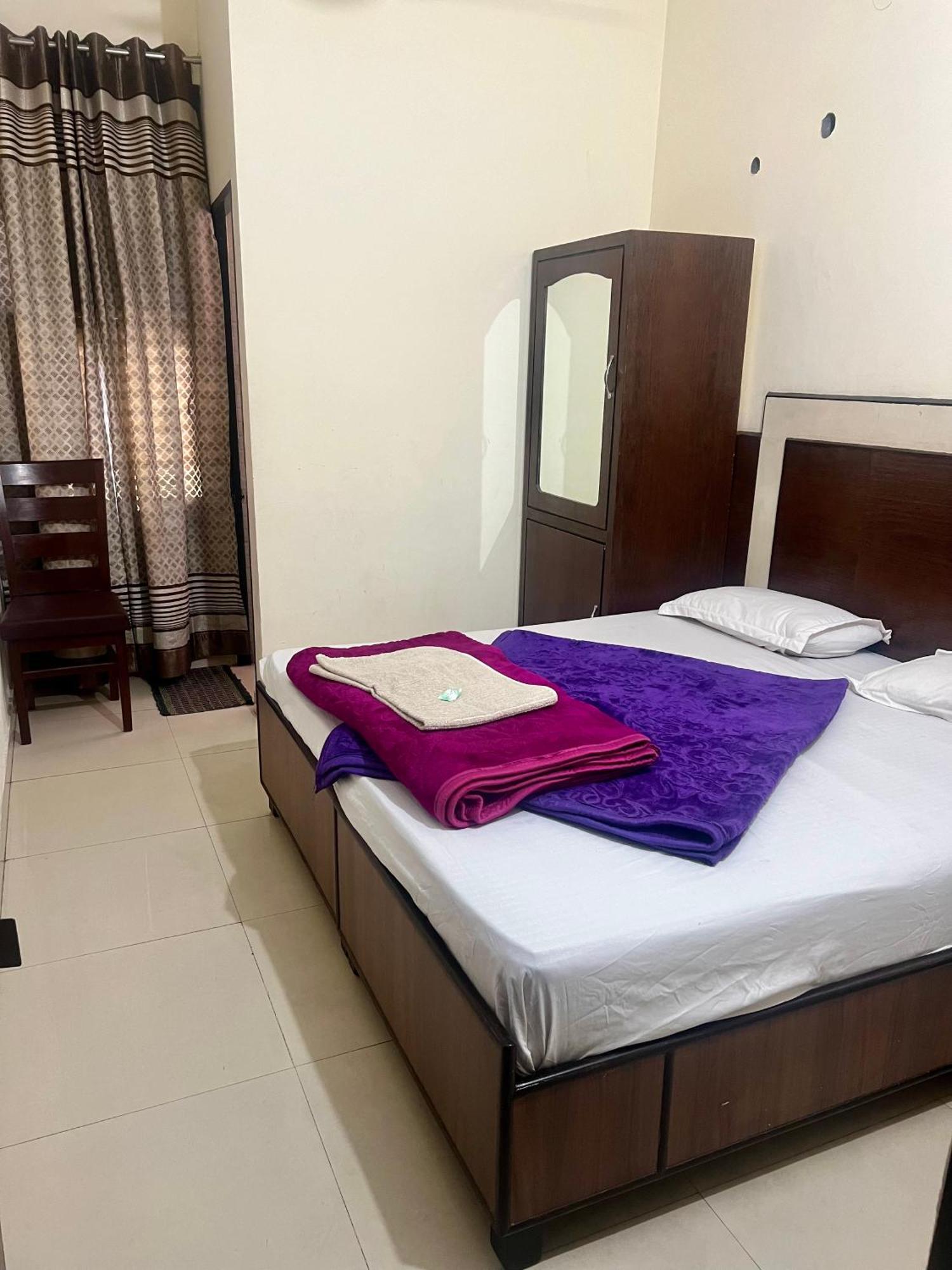 Raja Guest House -- Jalandhar Railway Station -- For Family, Couples, Travellers Eksteriør bilde